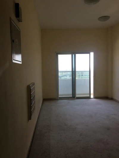 A balcony, two rooms, a hall, two bathrooms, and one month of free rent are included.